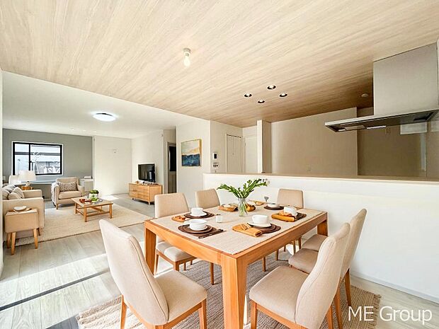 ～Living～　家族の会話や笑顔が行き交うリビングです。子供が走ってる姿を見ながら、大きなソファやダイニングテーブルでゆったり食事をしたりくつろぎたい♪そんな夢が叶えられる空間です！※家具はCGです