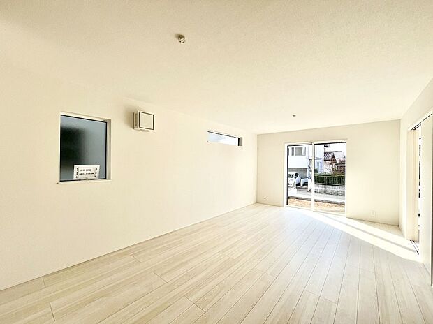 ～Living～　飽きの来ないシンプルでおしゃれなLDK。大きな窓から日差しが差し込むので室内も明るく、家族の憩いの場としてピッタリです。開放感と日当たりの良さを是非ご覧ください！