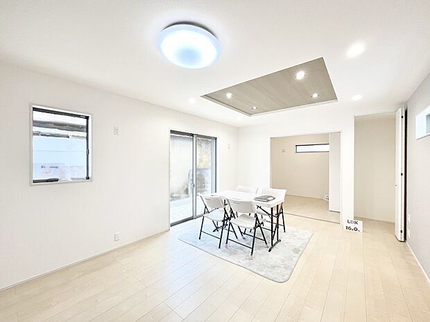 ～Living～　家族の一体感を感じられる広々としたスペース。家族と過ごす時間を大切にする方にピッタリのゆとりの住空間です。お子様が走り回っても安心して見守れます。