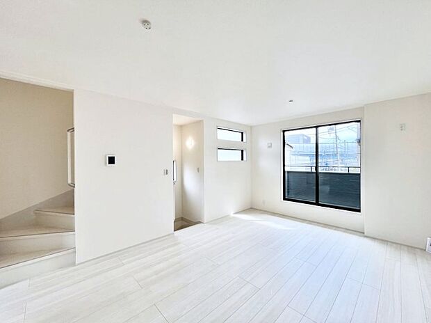 ～Living～　リビングに階段のある間取りです♪家族のコミュニケーションがスムーズに取れますね♪ゆとりある暮らしと心地よい住環境が紡ぐ贅沢な時間をご家族みんなでお過ごし下さい。