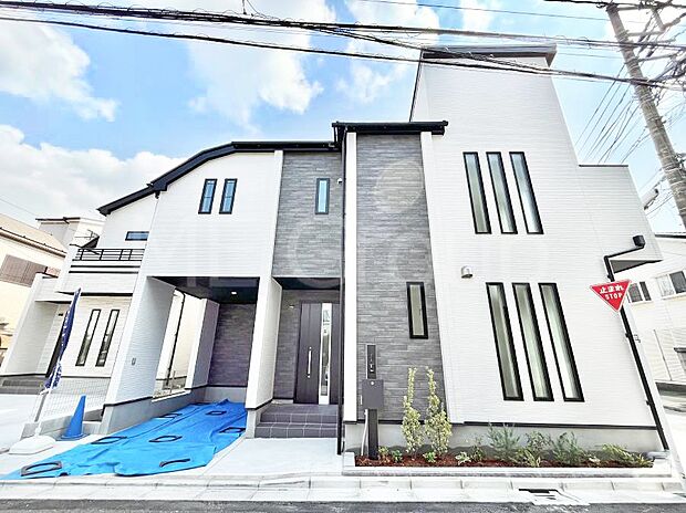 ◆2号棟◆～Exterior～  晴天の青空と交り合う事で一段と煌めきを増す其の姿は、静止画で留めておくには惜しい外観。誕生した「お住まい」は季節・時代の背景に捉われない珠玉の『空間」を実現しました。