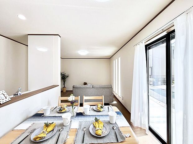 ◆2号棟◆～Living～　飽きの来ないシンプルでおしゃれなLDK。大きな窓から日差しが差し込むので室内も明るく、家族の憩いの場としてピッタリです。開放感と日当たりの良さを是非ご覧ください！