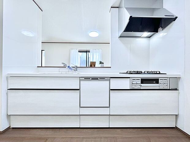 ◆2号棟◆～Kitchen～  デザイン性と機能性を兼ね備えたキッチン。  リビングスペースとの一体感が生まれ、広々空間を演出してくれます。  収納容量も豊富で、お手入れ楽々なキッチン。  