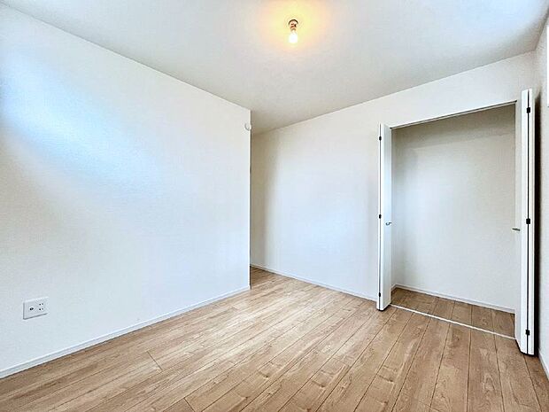 ◆1号棟◆～Bed Room～  全居室には収納クローゼットを完備！普段使いのお洋服や小物はもちろん、季節物のお洋服などもしっかりと整理整頓おしまい頂けます。  居室空間を広く使用できますね。