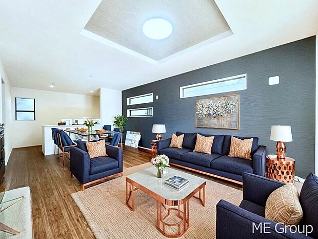 ～Living～　家族の会話や笑顔が行き交うリビングです。大きなソファやダイニングテーブルでゆったり食事をしたりくつろぎたい♪そんな夢が叶えられる空間です！※家具はCGです