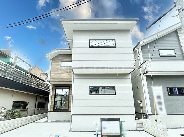 ◆1号棟◆～Exterior～  一戸建ての大きなメリットは、自分達の「土地」を「自由に」使える事です。  ガーデニングやＤＩＹ，車やバイクの趣味など様々な用途で利用できます。  