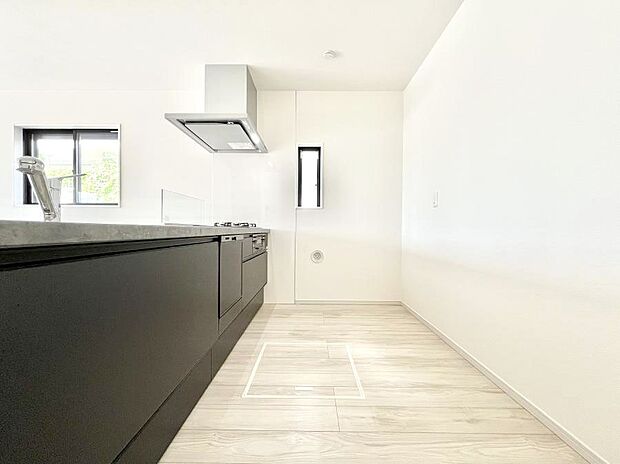 ◆２号棟◆～Kitchen～　自然光が入る窓のあるキッチン☆毎日使う場所だからこそ、使い勝手を考慮しました。ゆったりとしたキッチンコーナーは質感豊かな仕上がりとなっております。