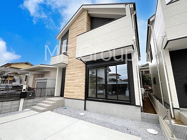 ◆１号棟◆～Exterior～　閑静な住宅地で子育て家族にピッタリ。毎日のお散歩も快適な緑に恵まれたエリアで、自然に包まれた穏やかな暮らしを実現するための、ゆとりある住環境が整っています。