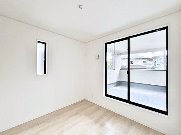 ◆３号棟◆～Bed Room～　2面採光を確保した明るい室内は、風通しも良く、大変居心地の良い空間となっております。爽やかな風を感じて起きる朝は、快適生活の始まりに！日当たりや通風がとても良い住まい♪