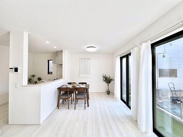 ◆A号棟◆～Living～　飽きの来ないシンプルでおしゃれなLDK。大きな窓から日差しが差し込むので室内も明るく、家族の憩いの場としてピッタリです。開放感と日当たりの良さを是非ご覧ください！