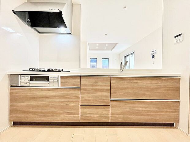 ◆１号棟◆～Kitchen～　広くて使いやすいキッチンなら家族でいっしょに料理をつくったり、後片付けも手間なくできちゃいます♪収納もたっぷりあるので、いつもすっきりと清潔な印象を保てます。