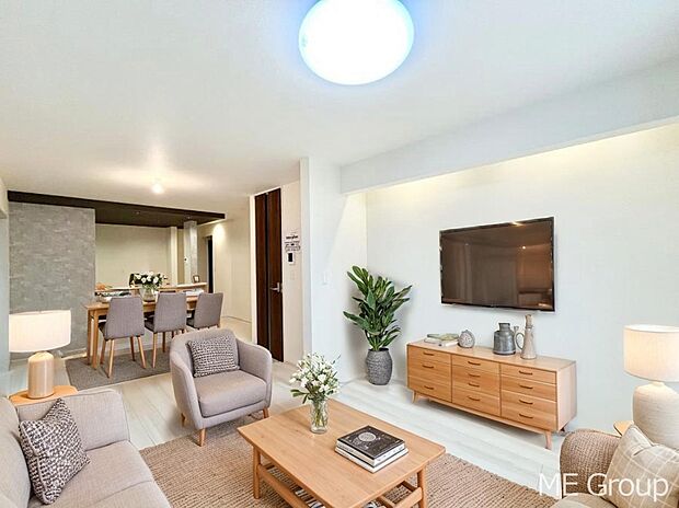 ご家族の賑やかな話し声で包まれる明るいリビング  ※家具はCGです