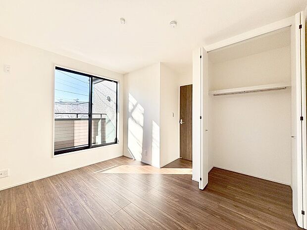 ～Bed Room～  全居室には収納クローゼットを完備！普段使いのお洋服や小物はもちろん、季節物のお洋服などもしっかりと整理整頓おしまい頂けます。  居室空間を広く使用できますね。