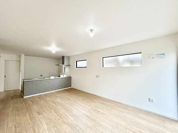 ～Living～　家族の食事や団らんのほか、子どもを遊ばせたり、友人を招いたりするLDKは住まいの中心。長時間過ごす場所だから、その空間は住まい全体の居心地を左右します。