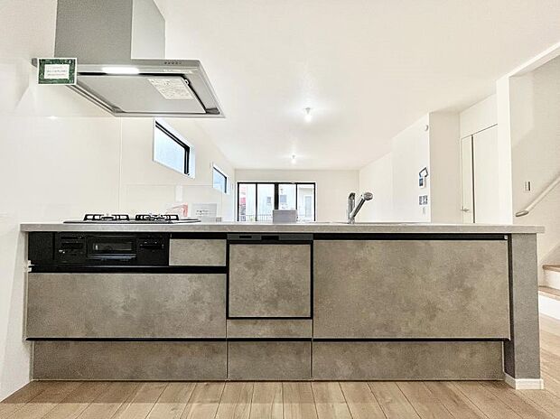 ～Kitchen～　広くて使いやすいキッチンなら家族でいっしょに料理をつくったり、後片付けも手間なくできちゃいます♪収納もたっぷりあるので、いつもすっきりと清潔な印象を保てます。