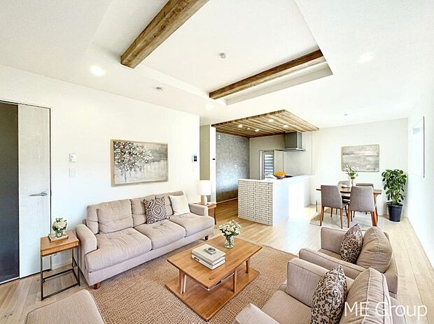 ～Living～　家族の会話や笑顔が行き交うリビングです。子供が走ってる姿を見ながら、大きなソファやダイニングテーブルでゆったり食事をしたりくつろぎたい♪そんな夢が叶えられる空間です！※家具はCGです