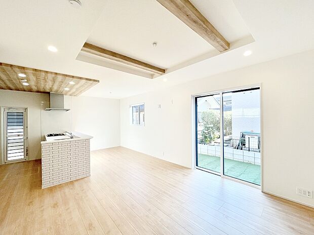 ～Living～豊かな陽光がこの場所を照らしだす。光溢れるこの空間はみんなの笑顔が集う場所、時を忘れ、つきることのないたわいもない会話を楽しむ時間、たくさんの思いが綴られる場所。