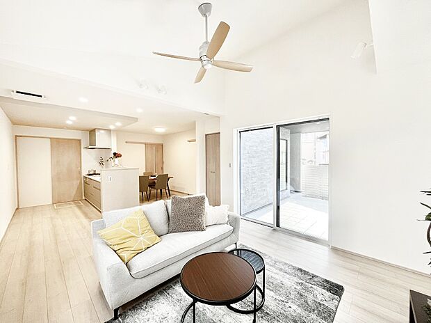 大きな窓からたっぷりの陽光と風を感じられるリビング