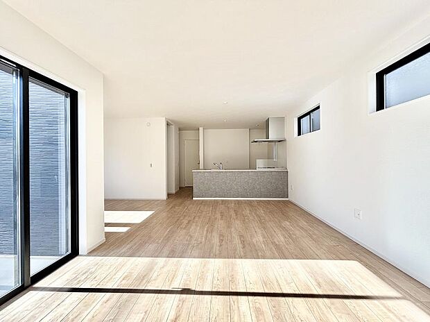 ～Living～　豊かな陽光がこの場所を照らしだす。光溢れるこの空間はみんなの笑顔が集う場所、時を忘れ、つきることのないたわいもない会話を楽しむ時間、たくさんの思いが綴られる場所。