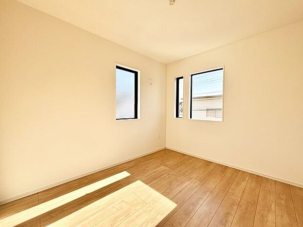 ～Bed Room～　2面採光を確保した明るい室内は、風通しも良く、大変居心地の良い空間となっております。爽やかな風を感じて起きる朝は、快適生活の始まりに！日当たりや通風がとても良い住まい♪