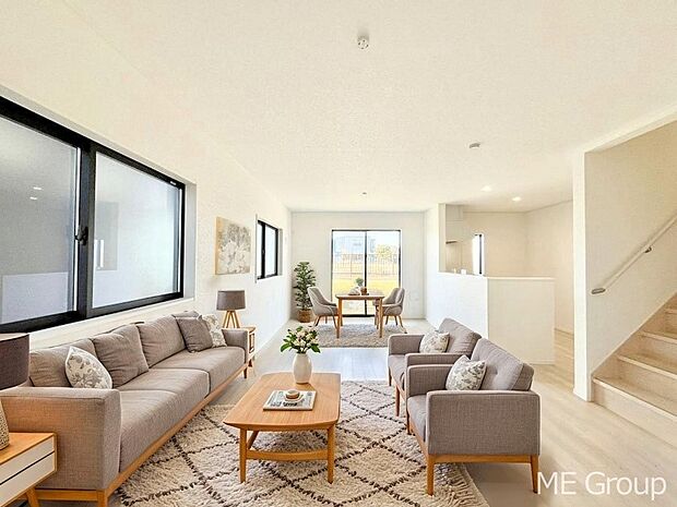 ◆１号棟◆～Living～　家族の食事や団らんのほか、子どもを遊ばせたり、友人を招いたりするLDKは住まいの中心。長時間過ごす場所だから、その空間は住まい全体の居心地を左右します。  ※家具はCGです