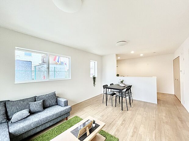 ~Living~ 飽きの来ないシンプルでおしゃれなLDK。大きな窓から日差しが差し込むので室内も明るく、家族の憩いの場としてピッタリです。開放感と日当たりの良さを是非ご覧ください!