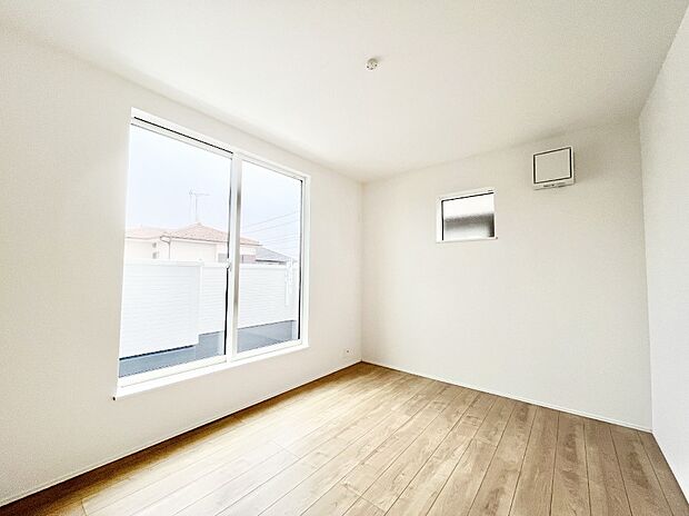 ~Bed Room~ 部屋数が多いのが戸建てのメリットです。ご家族が増えたことで手狭に感じていた住まいも戸建てでは各居室プライバシーを保つことができます。住まいにゆとりが生まれ心もリラックスできます♪
