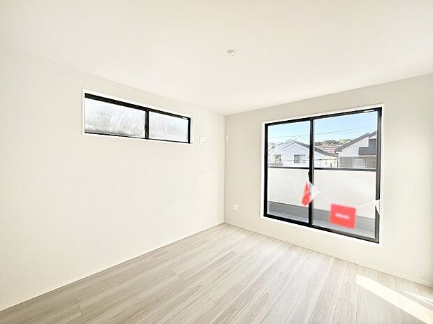 ◆1号棟◆～Bed Room～　バルコニーからの明るい日差しが差し込みます。柔らかい陽光が差し込む明るいお部屋を演出する設計。彩光の取れる窓が気持ちの良いお部屋を創り上げます。