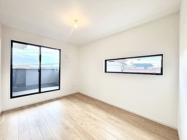 ～Bed Room～　2面採光を確保した明るい室内は、風通しも良く、大変居心地の良い空間となっております。爽やかな風を感じて起きる朝は、快適生活の始まりに！日当たりや通風がとても良い住まい♪