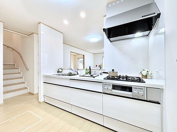 ～Kitchen～　広くて使いやすいキッチンなら家族でいっしょに料理をつくったり、後片付けも手間なくできちゃいます♪収納もたっぷりあるので、いつもすっきりと清潔な印象を保てます。