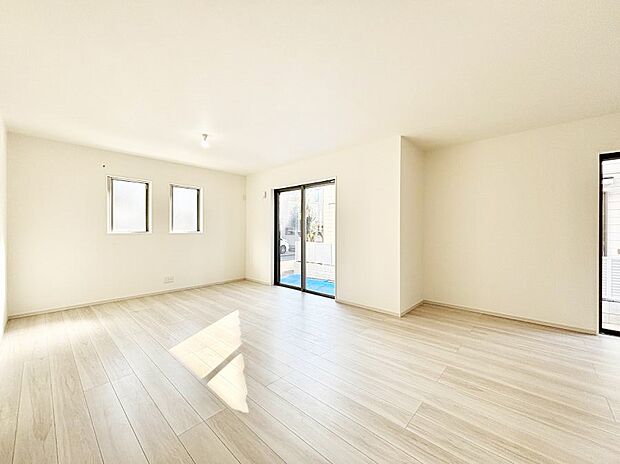 ～Living～　飽きの来ないシンプルでおしゃれなLDK。大きな窓から日差しが差し込むので室内も明るく、家族の憩いの場としてピッタリです。開放感と日当たりの良さを是非ご覧ください！