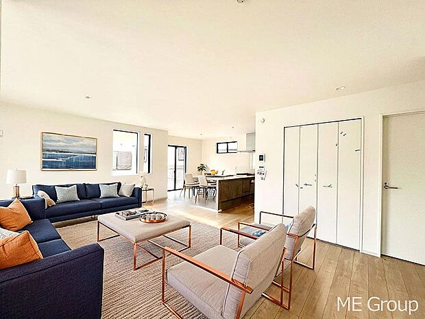 ～Living～　家族の会話や笑顔が行き交うリビングです。子供が走ってる姿を見ながら、大きなソファやダイニングテーブルでゆったり食事をしたりくつろぎたい♪そんな夢が叶えられる空間です！※家具はCGです