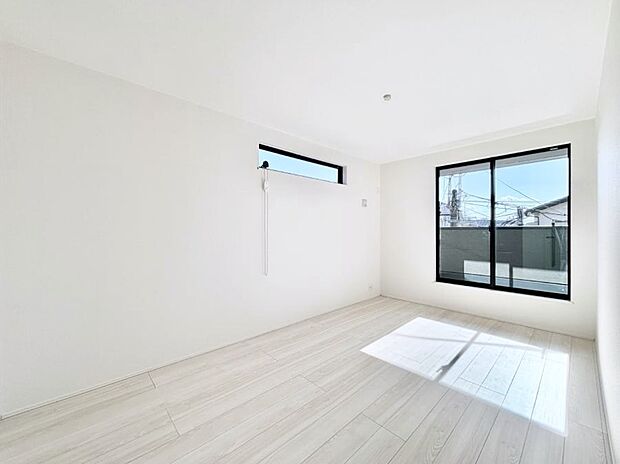 ～Bed Room～　バルコニーからの採光で朝もスッキリ目が覚めそうですね！穏やかな光が差し込む室内には、穏やかな時間が流れます。休日には、落ち着いた空間で自分の趣味を楽しむのはいかがですか。