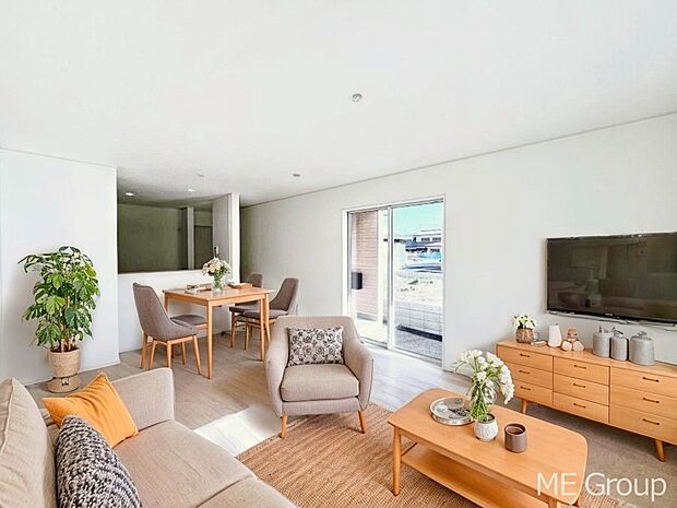 ◆３号棟◆～Living～　家族の食事や団らんのほか、子どもを遊ばせたり、友人を招いたりするLDKは住まいの中心。長時間過ごす場所だから、その空間は住まい全体の居心地を左右します。※家具はCGです