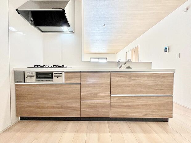 ◆A号棟◆～Kitchen～　広くて使いやすいキッチンなら家族でいっしょに料理をつくったり、後片付けも手間なくできちゃいます♪収納もたっぷりあるので、いつもすっきりと清潔な印象を保てます。