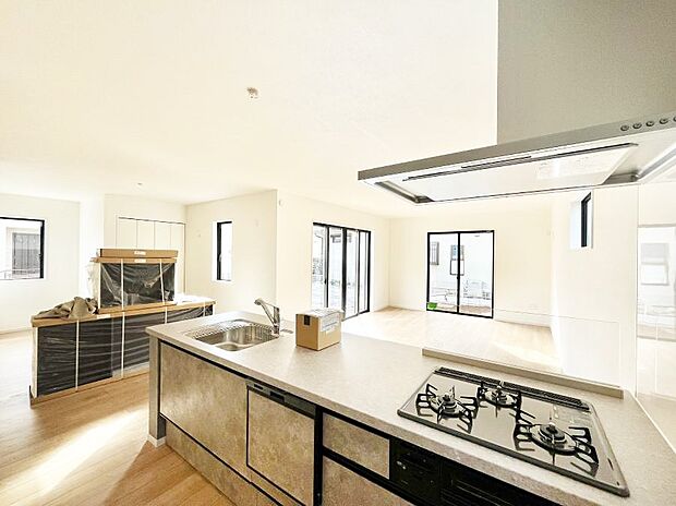 ～Kitchen～　広くて使いやすいキッチンなら家族でいっしょに料理をつくったり、後片付けも手間なくできちゃいます♪収納もたっぷりあるので、いつもすっきりと清潔な印象を保てます。