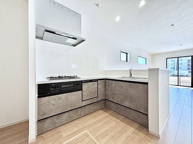 ～Kitchen～　会話が弾むリビング、料理が愉しくなるキッチン。家は、ただ生活する場ではなく、暮らしを愉しく、快適にする場所。笑顔の毎日、安らぎの日々のために、最新の設備・仕様を採用。