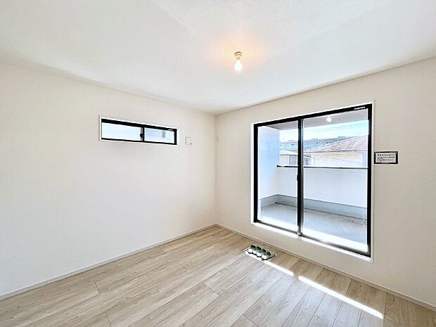 ～Bed Room～　2面採光を確保した明るい室内は、風通しも良く、大変居心地の良い空間となっております。爽やかな風を感じて起きる朝は、快適生活の始まりに！日当たりや通風がとても良い住まい♪