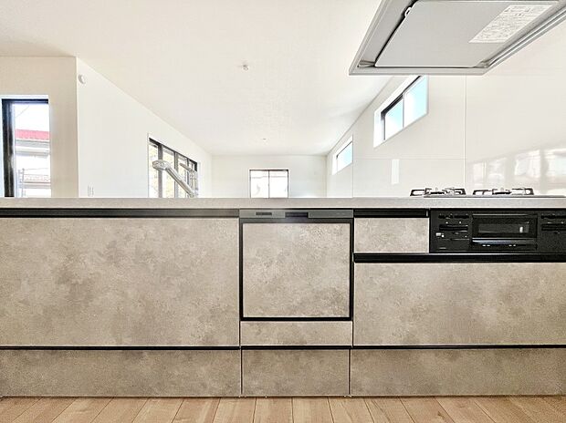 ～Kitchen～　会話が弾むリビング、料理が愉しくなるキッチン。家は、ただ生活する場ではなく、暮らしを愉しく、快適にする場所。笑顔の毎日、安らぎの日々のために、最新の設備・仕様を採用。