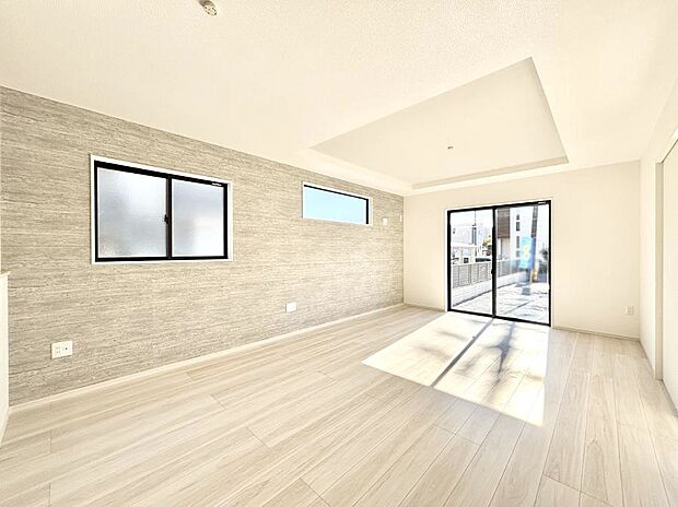 ～Living～　飽きの来ないシンプルでおしゃれなLDK。大きな窓から日差しが差し込むので室内も明るく、家族の憩いの場としてピッタリです。開放感と日当たりの良さを是非ご覧ください！