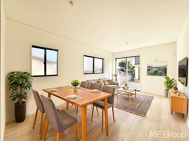 ～Living～　家族の会話や笑顔が行き交うリビングです。子供が走ってる姿を見ながら、大きなソファやダイニングテーブルでゆったり食事をしたりくつろぎたい♪そんな夢が叶えられる空間です！※家具はCGです