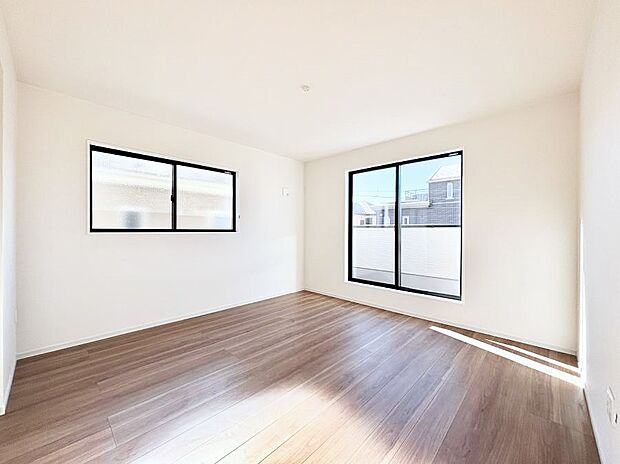 ～Bed Room～　2面採光を確保した明るい室内は、風通しも良く、大変居心地の良い空間となっております。爽やかな風を感じて起きる朝は、快適生活の始まりに！日当たりや通風がとても良い住まい♪