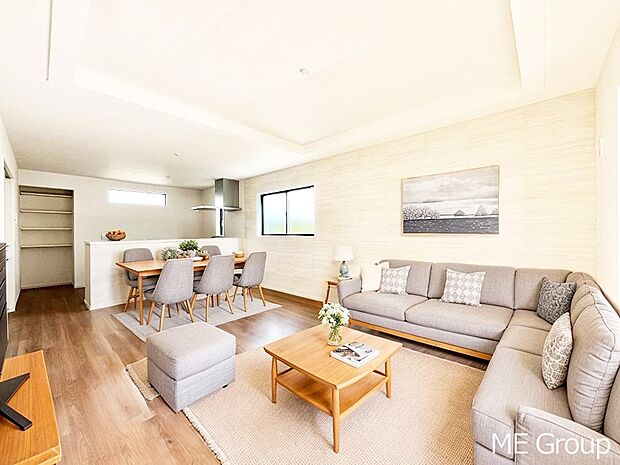 ◆４号棟◆～Living～  家族の食事や団らんのほか、子どもを遊ばせたり、友人を招いたりするLDKは住まいの中心。長時間過ごす場所だから、その空間は住まい全体の居心地を左右します。※家具はＣＧです。