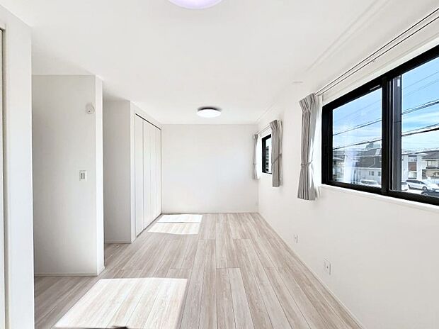 ～Bed Room～　お子様の成長に合わせて住まいのレイアウトも変わります。思春期のプライバシーを重視したり、成長に合わせて机やベットを配置したり。将来を見越しての住まい選びも大切です。