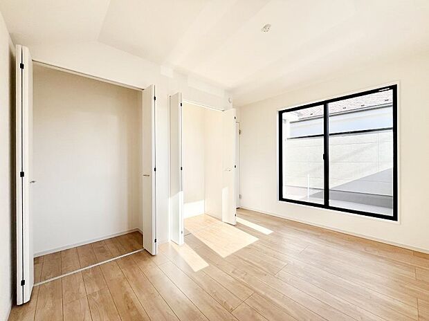 バルコニーが開放感をプラスしてくれる洋室