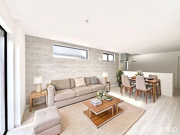 ◆２号棟◆～Living～　家族の食事や団らんのほか、子どもを遊ばせたり、友人を招いたりするLDKは住まいの中心。長時間過ごす場所だから、その空間は住まい全体の居心地を左右します。※家具はCGです