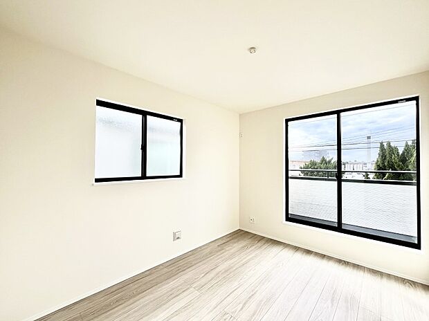 ◆A号棟◆～Bed Room～　2面採光を確保した明るい室内は、風通しも良く、大変居心地の良い空間となっております。爽やかな風を感じて起きる朝は、快適生活の始まりに！日当たりや通風がとても良い住まい♪