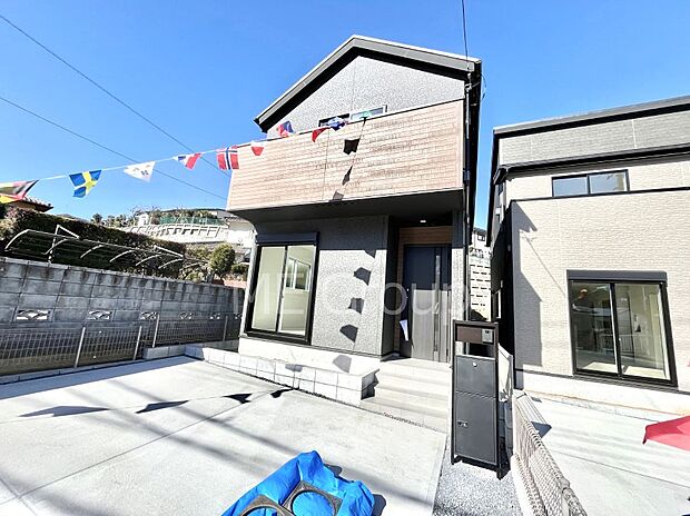 ◆１号棟◆～Exterior～　一戸建ての大きなメリットは、自分達の「土地」を「自由に」使える事です。ガーデニングやＤＩＹ，車やバイクの趣味など様々な用途で利用できます。