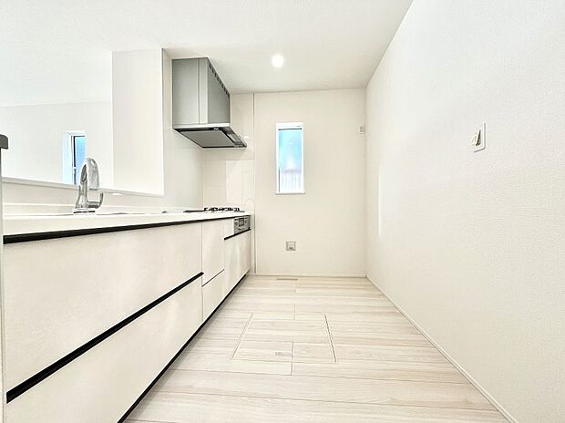 ◆１号棟◆～Kitchen～　自然光が入る窓のあるキッチン☆毎日使う場所だからこそ、使い勝手を考慮しました。ゆったりとしたキッチンコーナーは質感豊かな仕上がりとなっております。