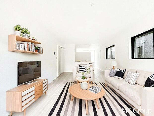 ◆１号棟◆～Living～　家族の食事や団らんのほか、子どもを遊ばせたり、友人を招いたりするLDKは住まいの中心。長時間過ごす場所だから、その空間は住まい全体の居心地を左右します。  ※家具はCGです